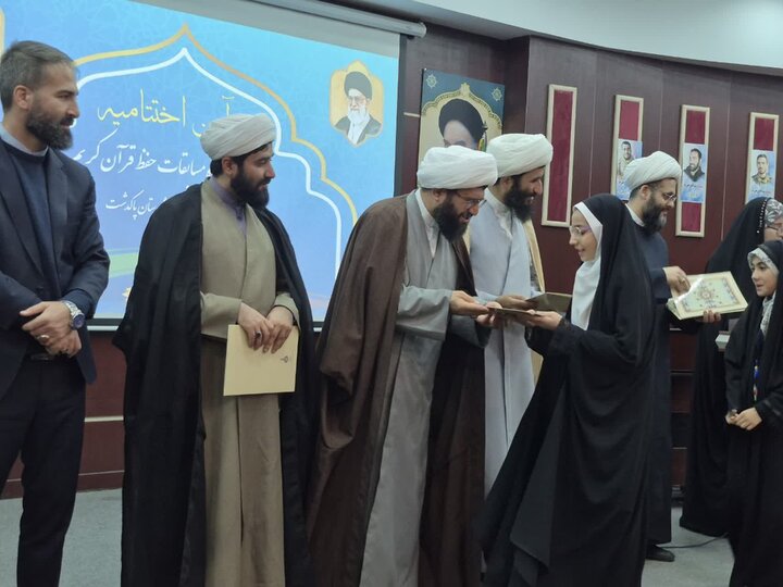 تصاویر/ تجلیلراز حافظان قرآن کریم با حضور امام جمعه پاکدشت