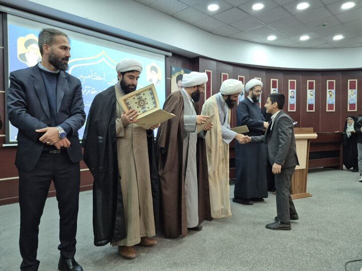 تصاویر/ تجلیلراز حافظان قرآن کریم با حضور امام جمعه پاکدشت