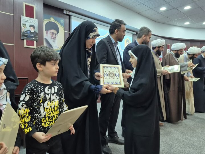 تصاویر/ تجلیلراز حافظان قرآن کریم با حضور امام جمعه پاکدشت