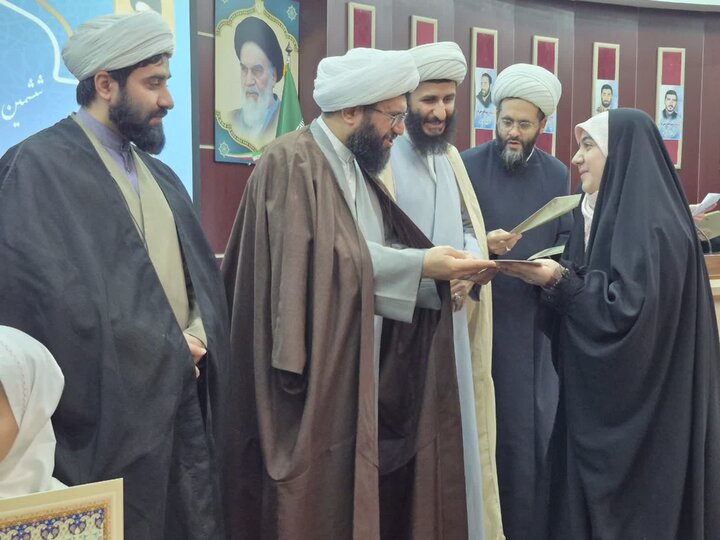 تصاویر/ تجلیلراز حافظان قرآن کریم با حضور امام جمعه پاکدشت