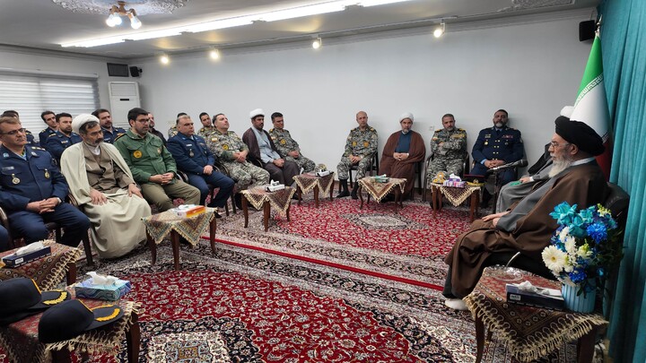 تصاویر|دیدار فرمانده و پرسنل نیروی هوایی ارتش منطقه اصفهان با امام جمعه اصفهان