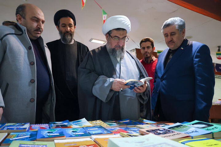 عکس | بازدید امام جمعه تبریز از نمایشگاه قرآن
