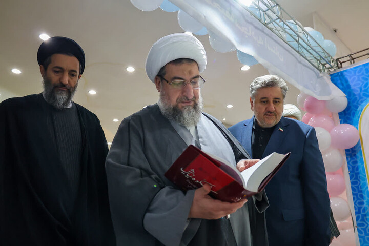 عکس | بازدید امام جمعه تبریز از نمایشگاه قرآن