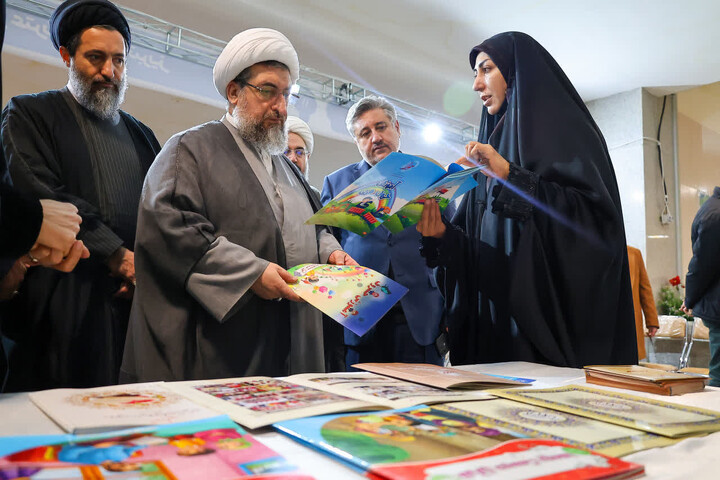 عکس | بازدید امام جمعه تبریز از نمایشگاه قرآن
