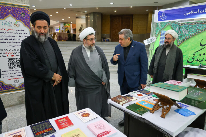 عکس | بازدید امام جمعه تبریز از نمایشگاه قرآن