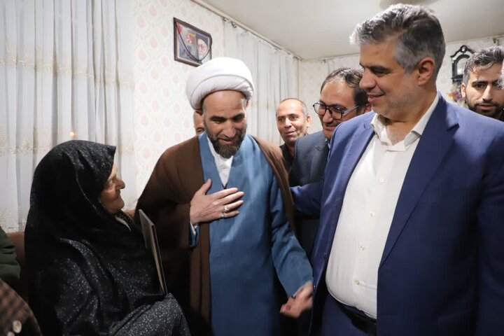 تصاویر/دیدار استاندار مرکزی با خانواده شهید ناصر هاشمی در خنداب