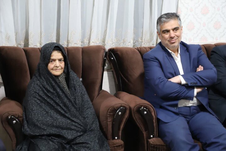 تصاویر/دیدار استاندار مرکزی با خانواده شهید ناصر هاشمی در خنداب