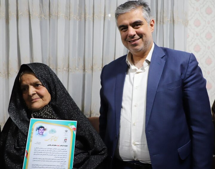 تصاویر/دیدار استاندار مرکزی با خانواده شهید ناصر هاشمی در خنداب