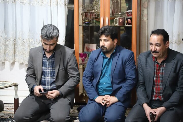تصاویر/دیدار استاندار مرکزی با خانواده شهید ناصر هاشمی در خنداب