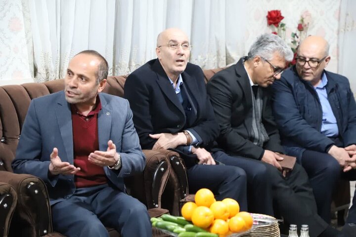 تصاویر/دیدار استاندار مرکزی با خانواده شهید ناصر هاشمی در خنداب