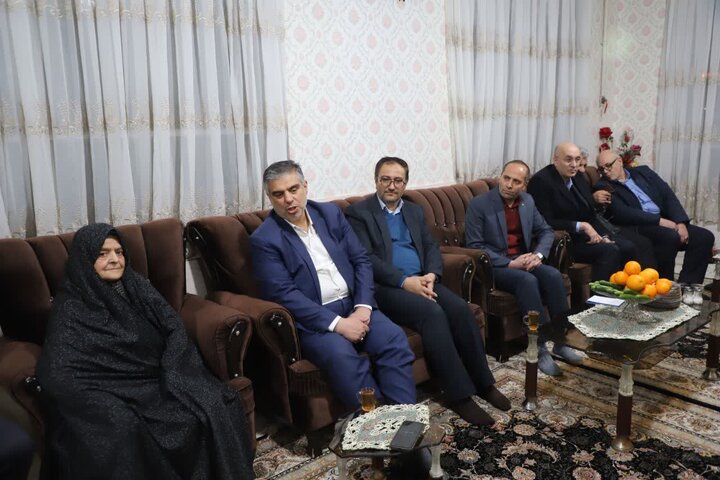تصاویر/دیدار استاندار مرکزی با خانواده شهید ناصر هاشمی در خنداب