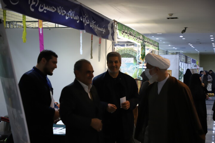 عکس | بازدید مدیر حوزه علمیه استان آذربایجان شرقی از نمایشگاه قرآن