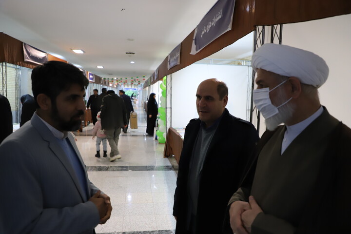 عکس | بازدید مدیر حوزه علمیه استان آذربایجان شرقی از نمایشگاه قرآن
