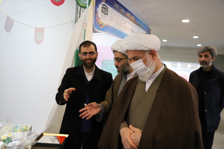 عکس | بازدید مدیر حوزه علمیه استان آذربایجان شرقی از نمایشگاه قرآن