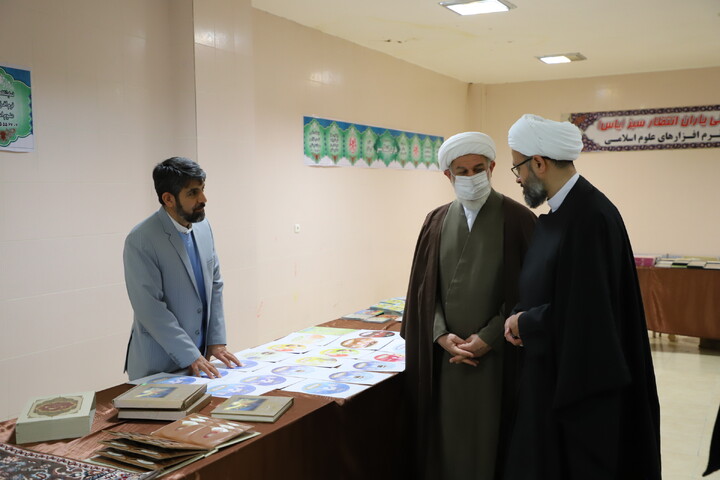 عکس | بازدید مدیر حوزه علمیه استان آذربایجان شرقی از نمایشگاه قرآن