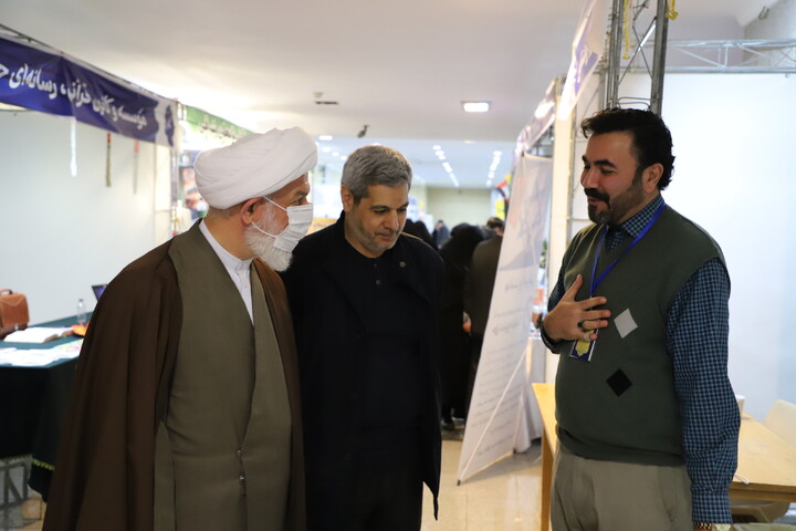 عکس | بازدید مدیر حوزه علمیه استان آذربایجان شرقی از نمایشگاه قرآن