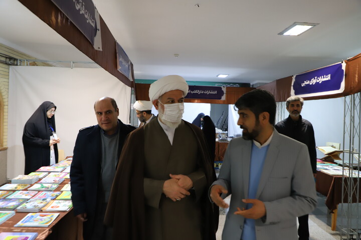 عکس | بازدید مدیر حوزه علمیه استان آذربایجان شرقی از نمایشگاه قرآن