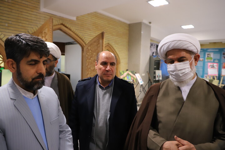 عکس | بازدید مدیر حوزه علمیه استان آذربایجان شرقی از نمایشگاه قرآن