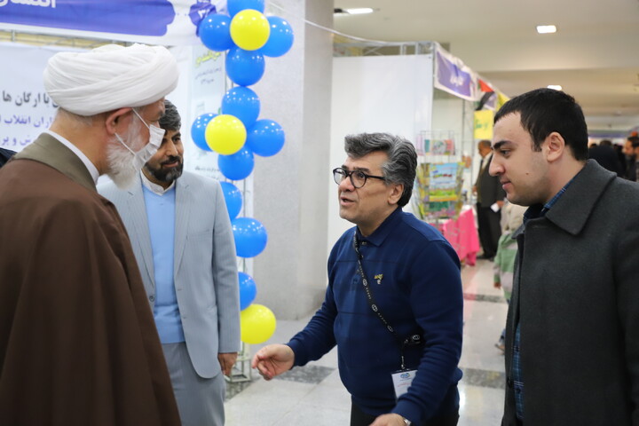 عکس | بازدید مدیر حوزه علمیه استان آذربایجان شرقی از نمایشگاه قرآن