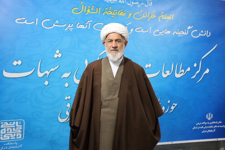 عکس | بازدید مدیر حوزه علمیه استان آذربایجان شرقی از نمایشگاه قرآن