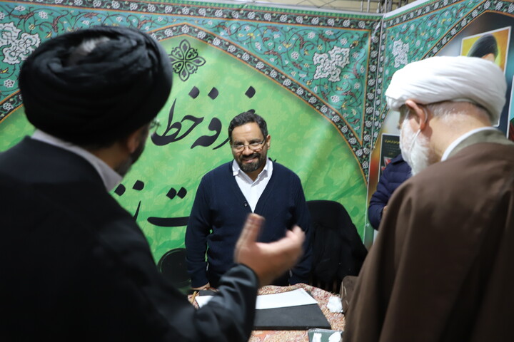 عکس | بازدید مدیر حوزه علمیه استان آذربایجان شرقی از نمایشگاه قرآن