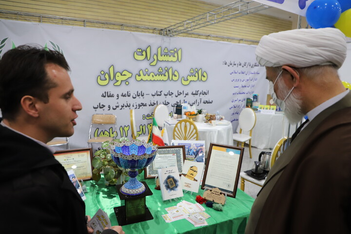 عکس | بازدید مدیر حوزه علمیه استان آذربایجان شرقی از نمایشگاه قرآن