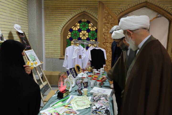 عکس | بازدید مدیر حوزه علمیه استان آذربایجان شرقی از نمایشگاه قرآن