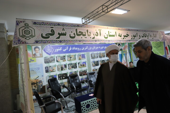 عکس | بازدید مدیر حوزه علمیه استان آذربایجان شرقی از نمایشگاه قرآن