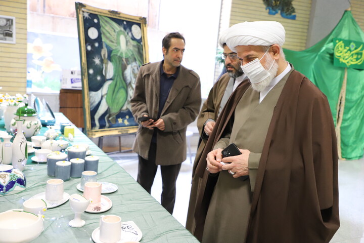 عکس | بازدید مدیر حوزه علمیه استان آذربایجان شرقی از نمایشگاه قرآن