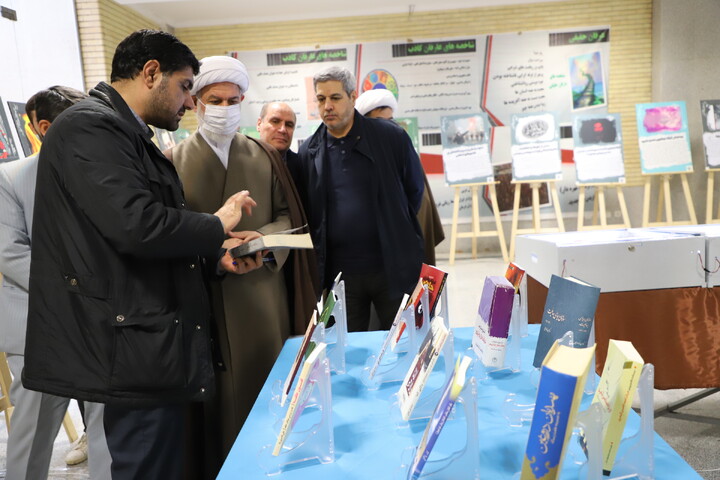 عکس | بازدید مدیر حوزه علمیه استان آذربایجان شرقی از نمایشگاه قرآن