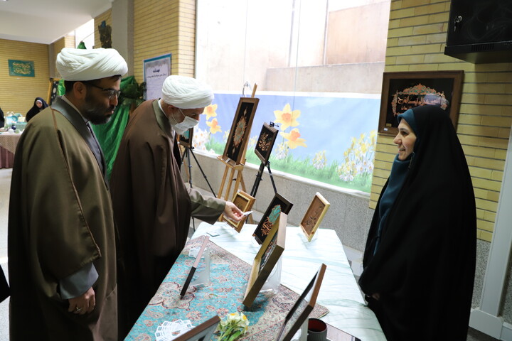 عکس | بازدید مدیر حوزه علمیه استان آذربایجان شرقی از نمایشگاه قرآن