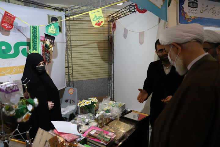 عکس | بازدید مدیر حوزه علمیه استان آذربایجان شرقی از نمایشگاه قرآن