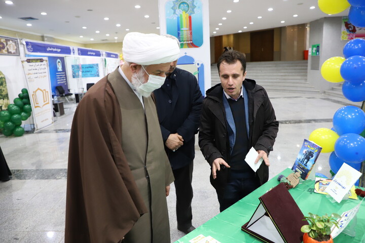 عکس | بازدید مدیر حوزه علمیه استان آذربایجان شرقی از نمایشگاه قرآن