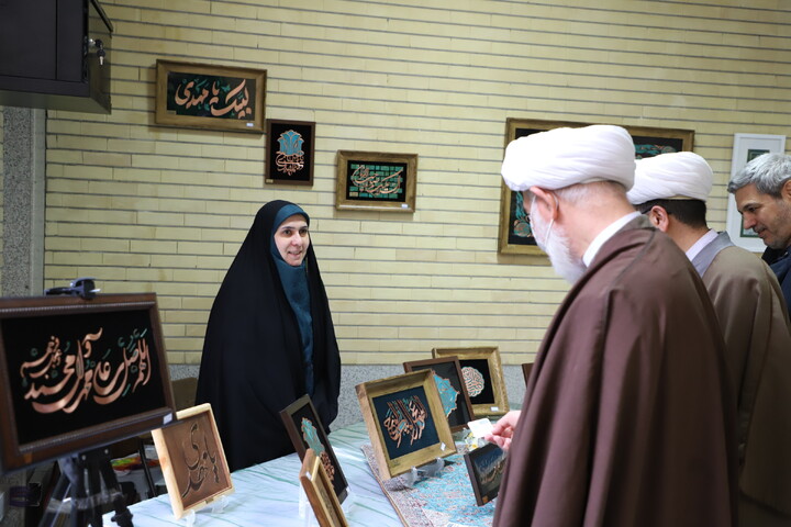 عکس | بازدید مدیر حوزه علمیه استان آذربایجان شرقی از نمایشگاه قرآن