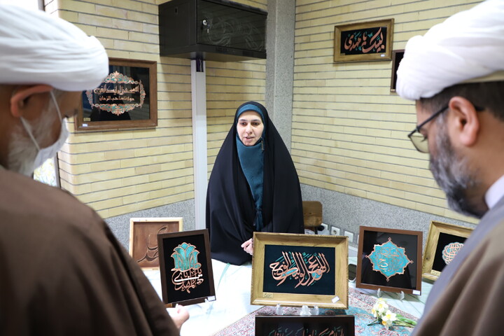 عکس | بازدید مدیر حوزه علمیه استان آذربایجان شرقی از نمایشگاه قرآن