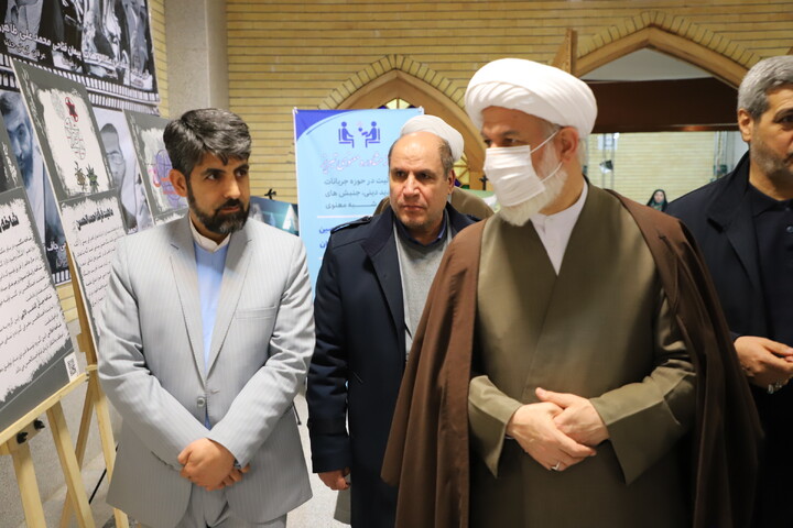 عکس | بازدید مدیر حوزه علمیه استان آذربایجان شرقی از نمایشگاه قرآن