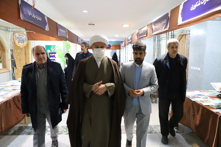 عکس | بازدید مدیر حوزه علمیه استان آذربایجان شرقی از نمایشگاه قرآن