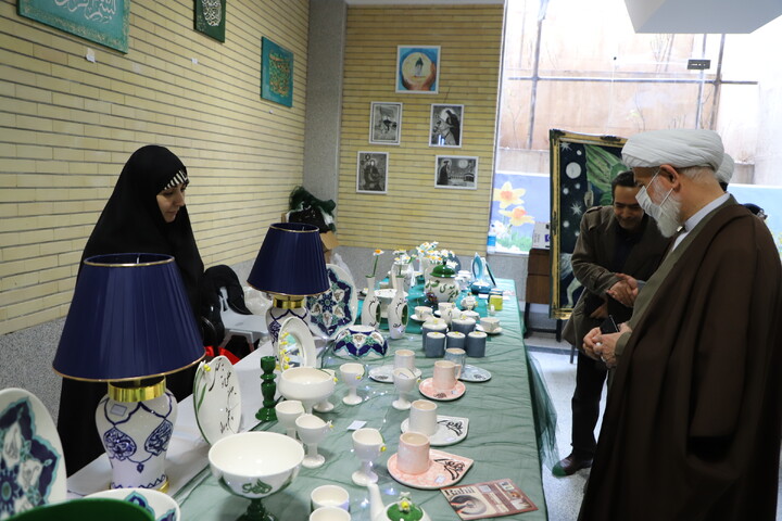 عکس | بازدید مدیر حوزه علمیه استان آذربایجان شرقی از نمایشگاه قرآن