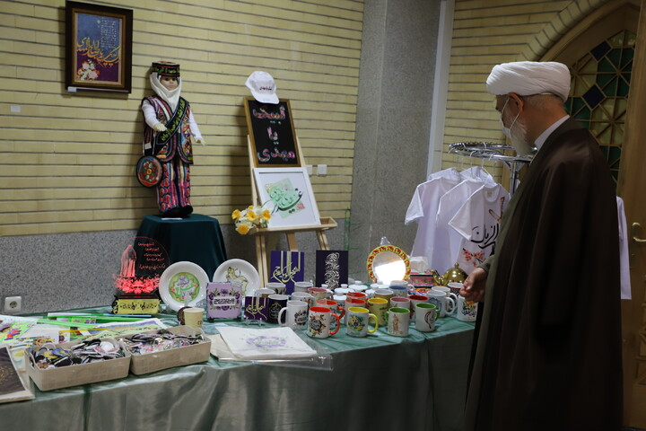 عکس | بازدید مدیر حوزه علمیه استان آذربایجان شرقی از نمایشگاه قرآن