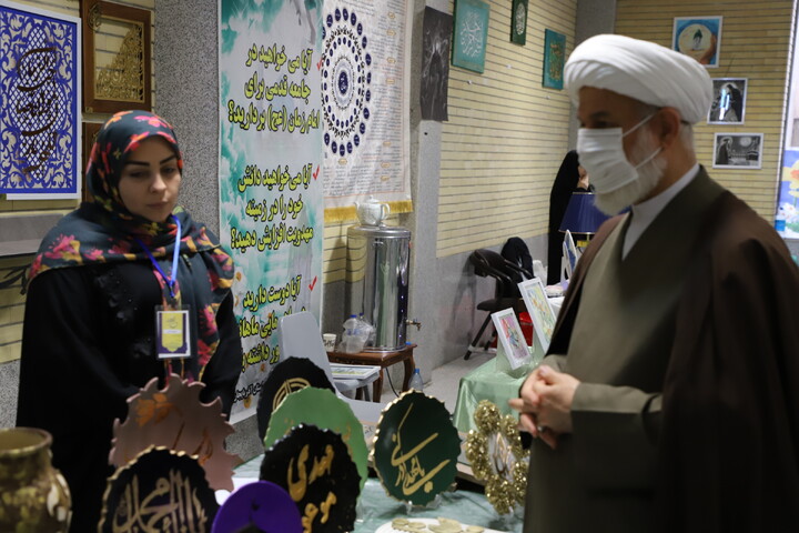 عکس | بازدید مدیر حوزه علمیه استان آذربایجان شرقی از نمایشگاه قرآن