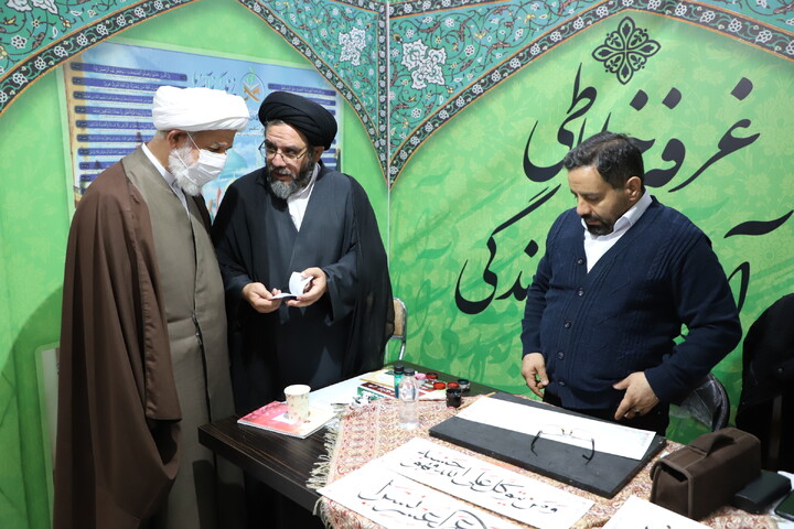 عکس | بازدید مدیر حوزه علمیه استان آذربایجان شرقی از نمایشگاه قرآن