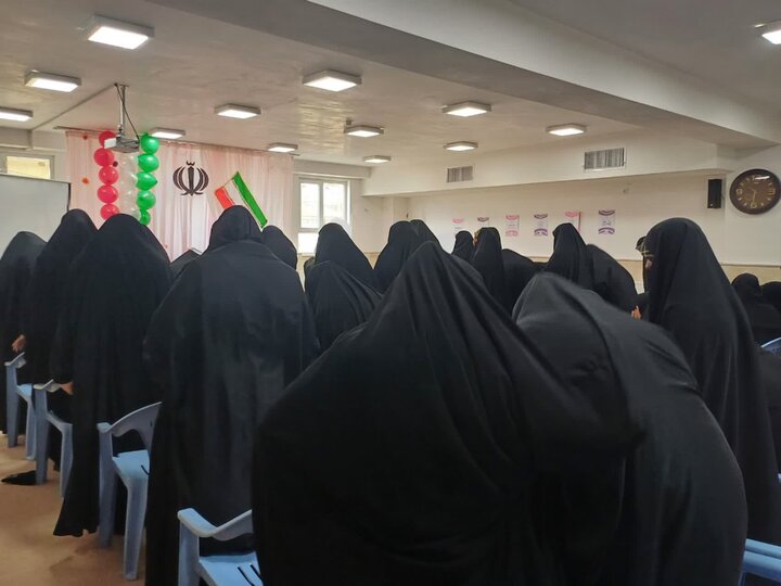 تصاویر/ بزرگداشت دهه فجر انقلاب اسلامی در مدرسه علمیه زینب کبری سلام الله علیها ارومیه