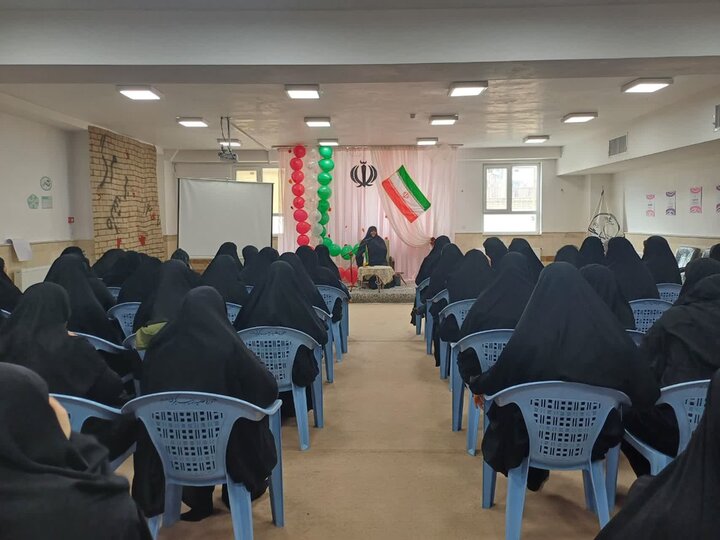 تصاویر/ بزرگداشت دهه فجر انقلاب اسلامی در مدرسه علمیه زینب کبری سلام الله علیها ارومیه
