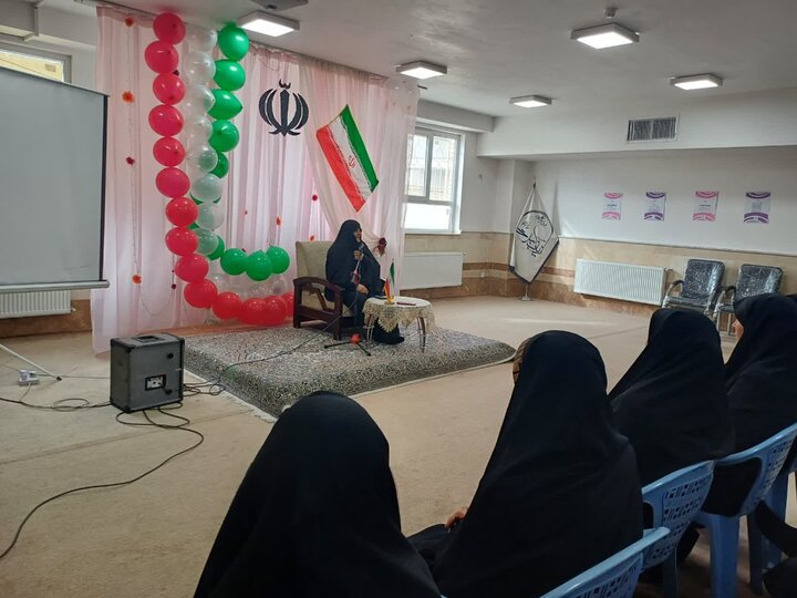 تصاویر/ بزرگداشت دهه فجر انقلاب اسلامی در مدرسه علمیه زینب کبری سلام الله علیها ارومیه