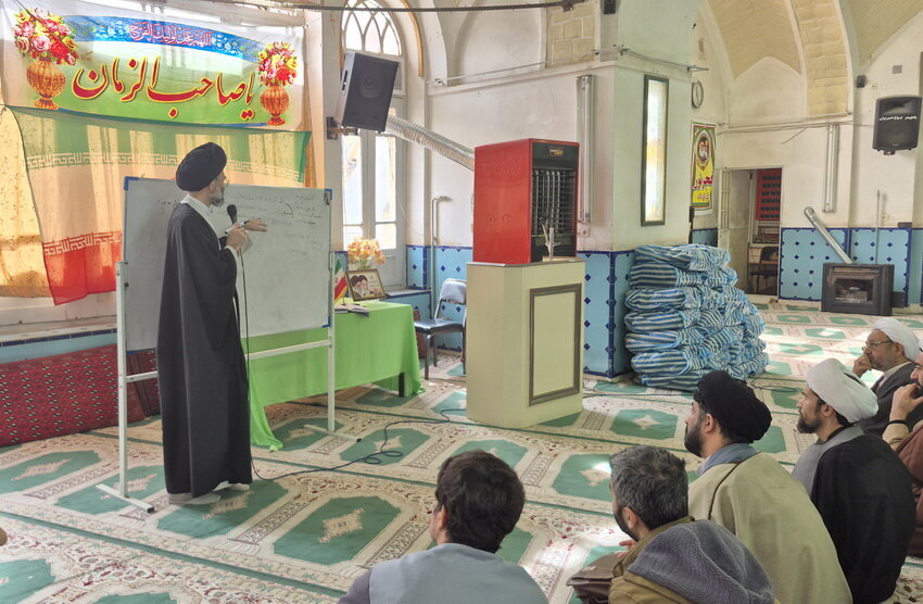 امام راحل کشور را  از سلطه کفار نجات داد