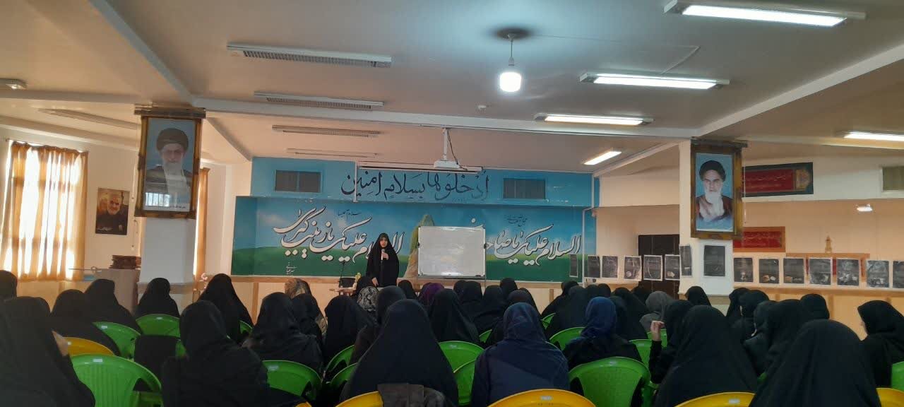 برگزاری  نمایشگاه تصویری «مرضیه» در مدرسه علمیه حضرت زینب(س) یزد+ عکس