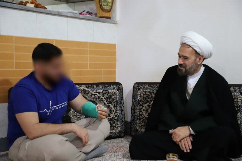 عیادت مسئول دفتر نمایندگی ولی‌فقیه در سپاه استان، از مجروحان حوادث اخیر اسلام‌آباد غرب+عکس