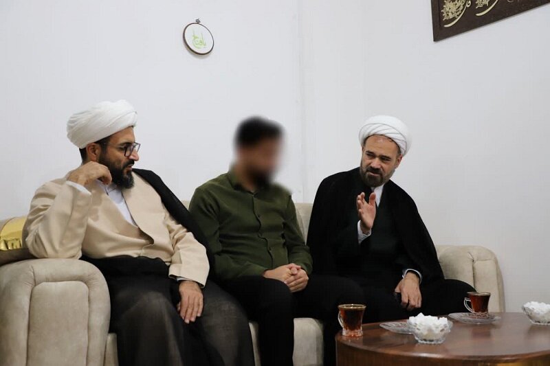 عیادت مسئول دفتر نمایندگی ولی‌فقیه در سپاه استان، از مجروحان حوادث اخیر اسلام‌آباد غرب+عکس