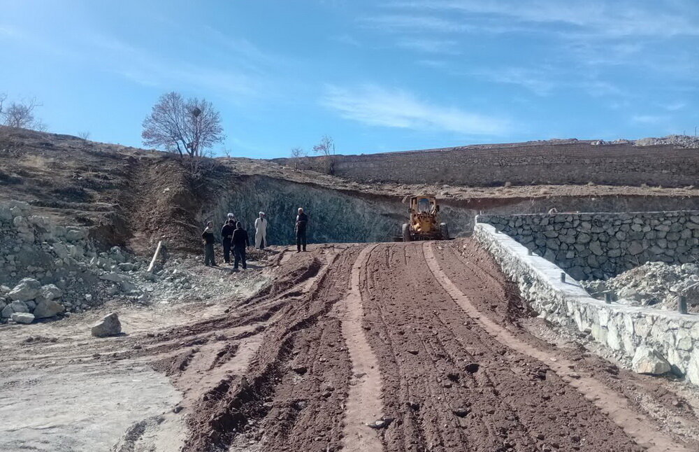 فیلم | آغاز عملیات اجرایی زمین ورزشی مدرسه علمیه حضرت ولیعصر(ع) قمصر