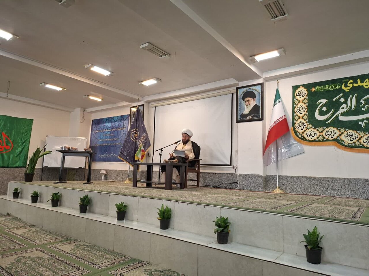 تصاویر نشست بصیرتی با موضوع «تبیین نسبت به شبهات در اغتشاشات اخیر» در مدرسه علمیه تخصصی حضرت زینب کبری(س) رفسنجان